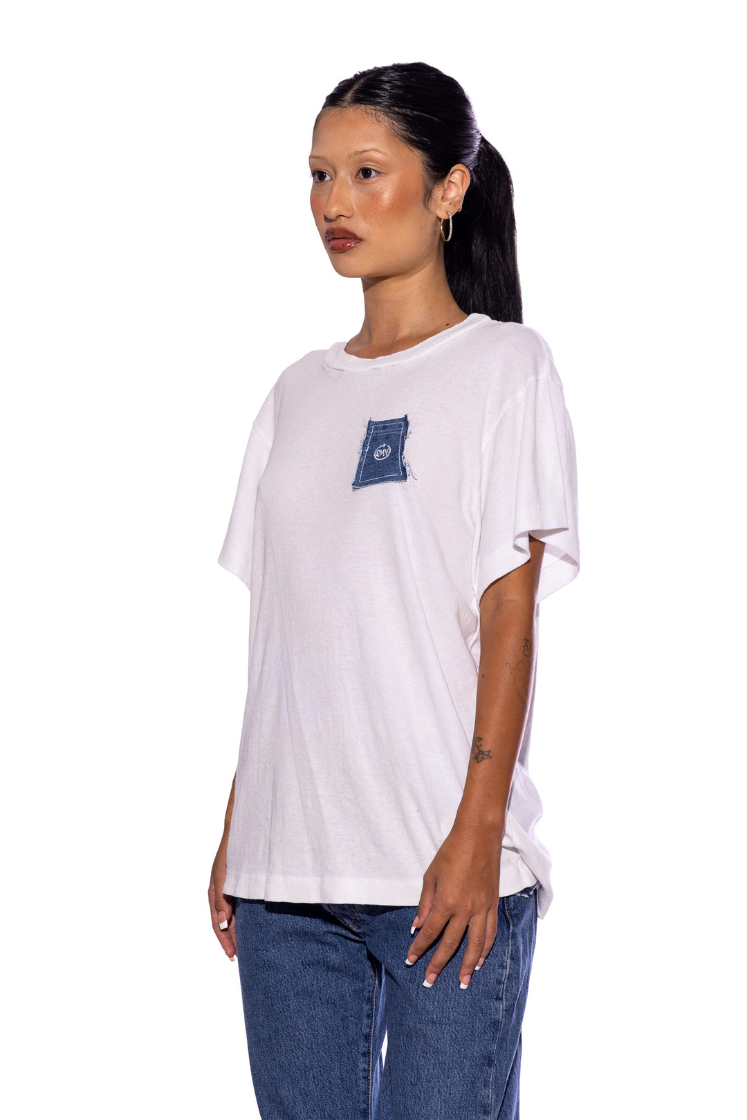 BLUE DENIM SCRAP LOOSE TEE IN WHITE