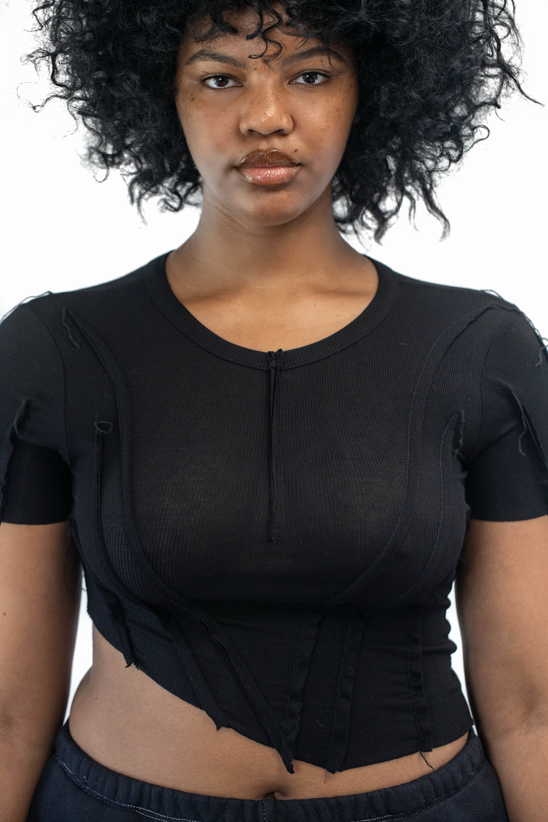 ASYMMETRIC TEE IN BLACK RIB