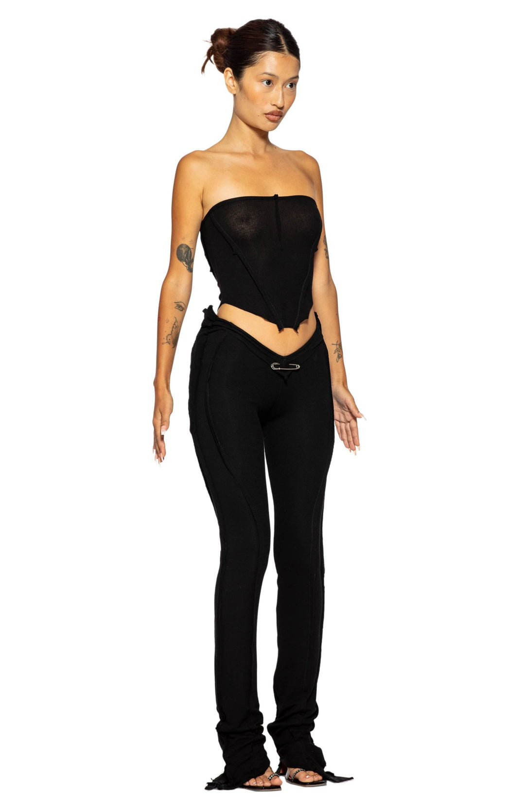 V CUT TUBE TOP IN BLACK RIB